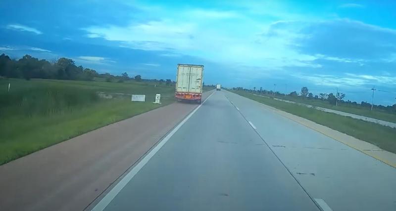  - VIDEO - Distrait ou fatigué, ce camionneur s’offre une belle frayeur près du fossé !