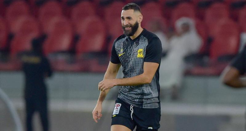  - Real Madrid : Benzema signe des maillots du Real après un match amical en Espagne 