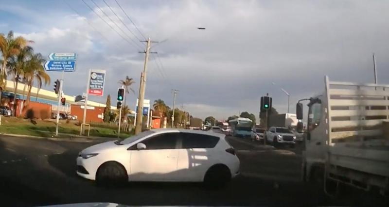  - VIDEO - Une voiture sort de nulle part, ses réflexes le sauvent !