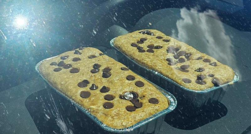  - Avec près de 40°C à l'extérieur, ils transforment leur SUV en four pour cuire leur banana bread