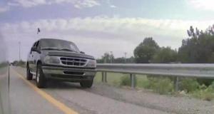 VIDEO - Ce chauffard fait absolument n’importe quoi au milieu de la route, mais tout va bien, il a mis ses clignotants !