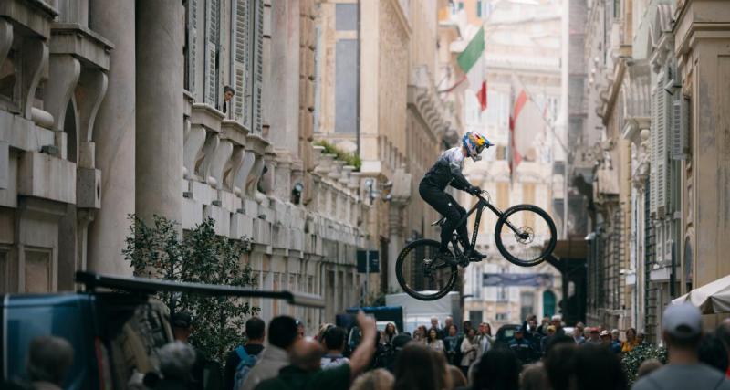  - VIDEO - La descente en VTT urbaine la plus dingue d'Italie