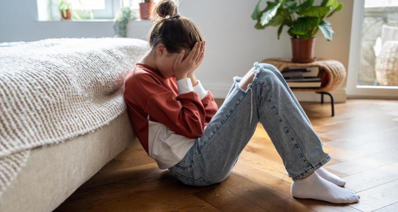  - Cette adolescente est convoquée au bureau du CPE sans raison valable : son père s'indigne