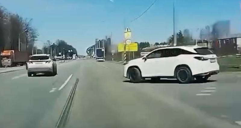  - VIDEO - Une voiture sortie de nulle part lui coupe la route, il s’en sort miraculeusement bien !