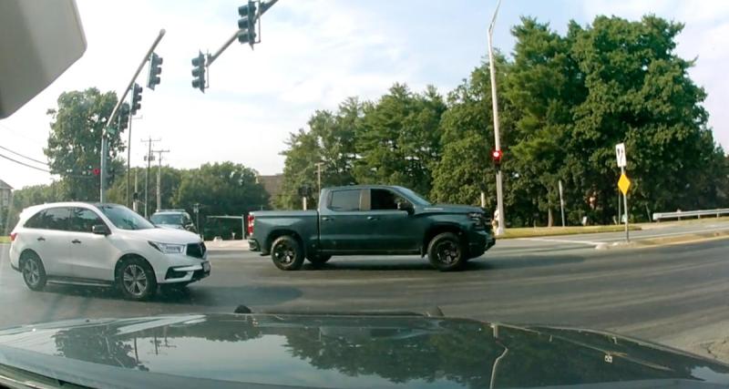  - VIDEO - Le SUV grille un feu rouge, son timing ne pouvait pas être pire…