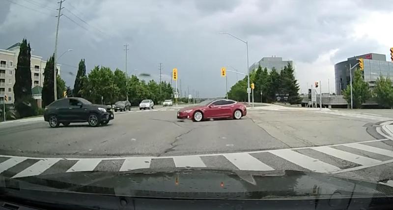  - VIDEO - Le conducteur de cette Tesla tourne dans une intersection, il a juste oublié de regarder devant lui…