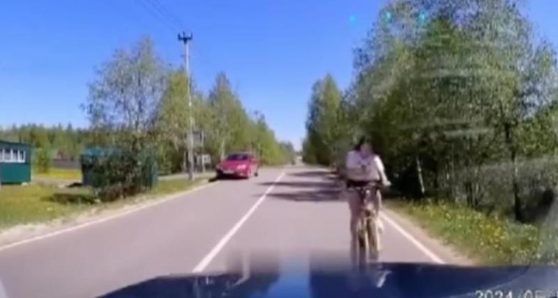  - VIDEO - Les yeux rivés sur son téléphone, cette cycliste s’empale bêtement sur une voiture