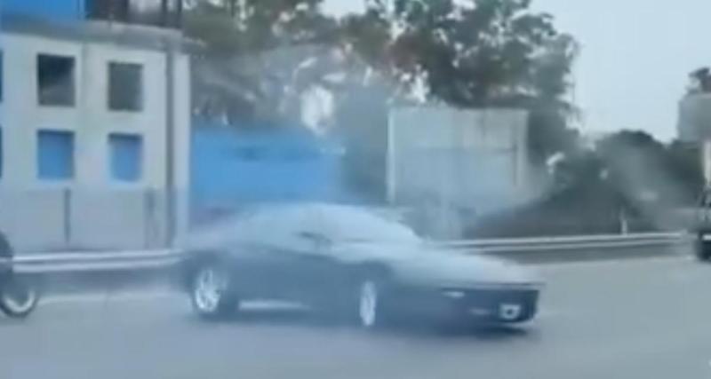  - VIDEO - Cette Ferrari perd le contrôle au beau milieu du trafic, elle s’en sort miraculeusement sans la moindre égratignure