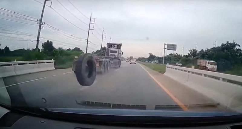  - VIDEO - Ce camion perd une roue en plein trajet, grosse frayeur pour l'automobiliste juste derrière