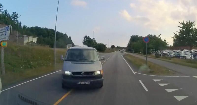  - VIDEO - Le conducteur de cette fourgonnette oublie de regarder devant lui avant de tourner, l'accident est évité de peu