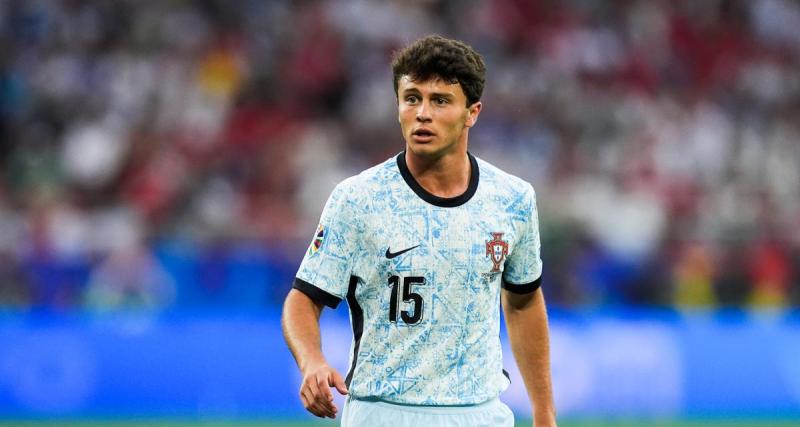  - PSG : João Neves débarque à Paris (off)