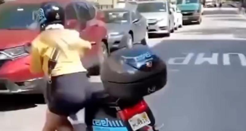  - VIDEO - Ce jeune femme tente de frimer en scooter, le résultat est catastrophique