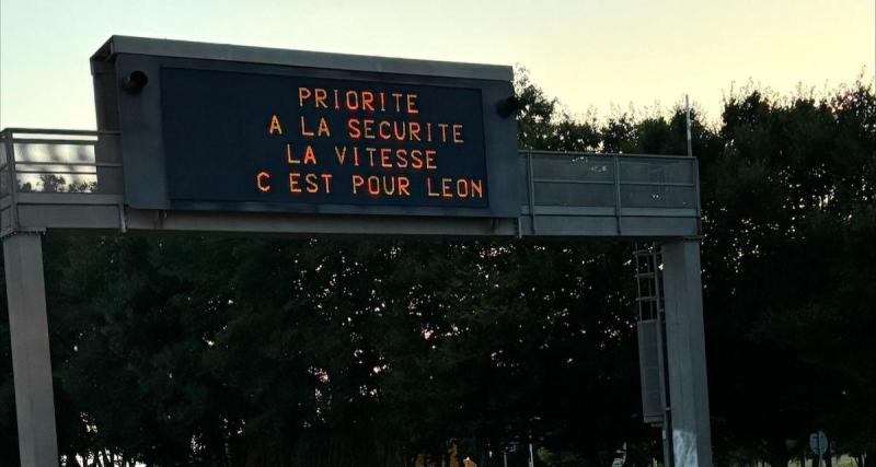  - JO de Paris 2024 : un message étonnant affiché sur cette autoroute, en référence à Léon Marchand