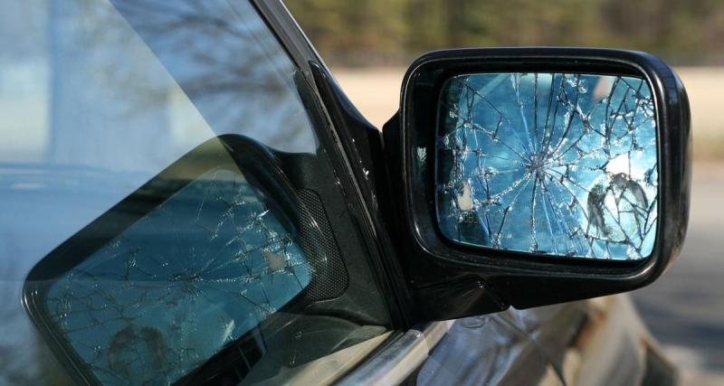  - Des milliers d'euros de dégâts, un cycliste en colère s'en prend aux voitures