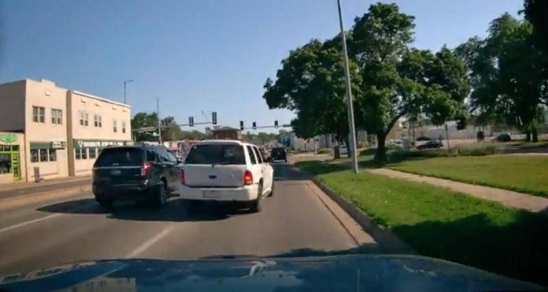  - VIDEO - Très pressé de faire ses courses, ce fou du volant n'hésite pas à slalomer entre tout le monde à très vive allure