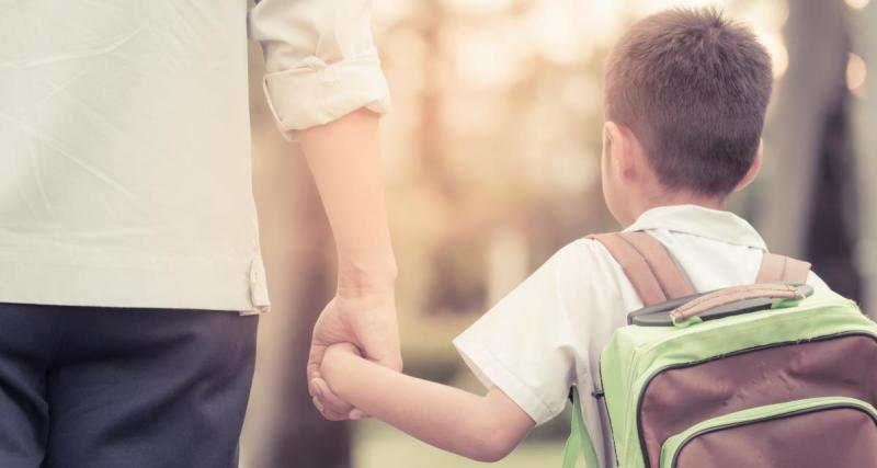  - Un père et son fils se retrouvent devant l’école à 6h00 du matin, vous ne devinerez jamais pourquoi ! 