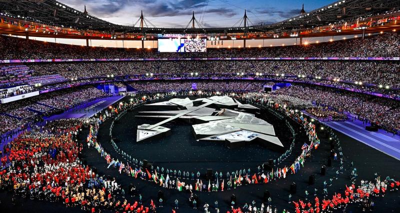  - JO : le porte-drapeau d'un pays hospitalisé après le 10km dans la Seine, il manque la cérémonie de clôture