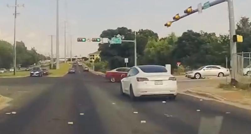  - VIDEO - Un chauffard grille la priorité dans une intersection, cette Tesla prend tous les risques pour lui faire peur