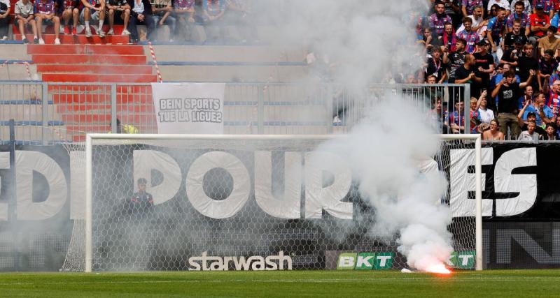  - Caen : les supporters parachutent des fumigènes pour protester contre la programmation