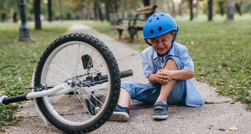  - Nos 7 conseils pour éviter que vos enfants aient des accidents à vélo cet été : on se passerait bien d'une jambe cassée pour les vacances !