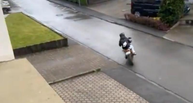  - VIDEO - Ce motard part au quart de tour de chez lui, sa copine assiste en direct à sa chute