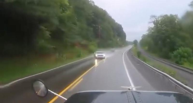  - VIDEO - Le conducteur de cette Mustang arrive trop vite sur une chaussée détrempée, il ne parvient pas à garder le contrôle