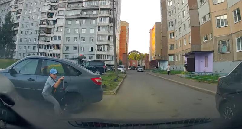  - VIDEO - Ce jeune homme sort de nulle part avec sa trottinette, il frôle la catastrophe !