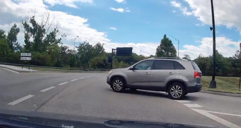  - VIDEO - Ce SUV grille la priorité dans un rond-point, son réflexe est juste de s’arrêter !