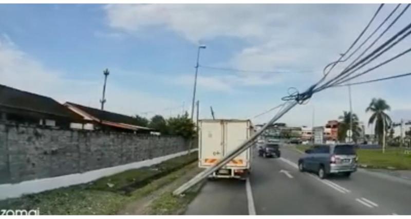  - VIDEO - Il tente d'esquiver les embouteillages mais se fait rappeler à l’ordre par des câbles électriques