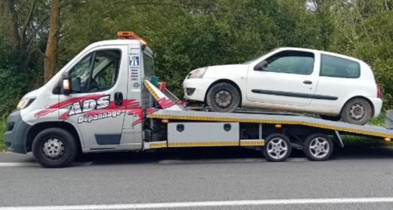  - Un conducteur alcoolisé abandonne sa voiture et tente de se cacher derrière un sapin pour échapper à la police