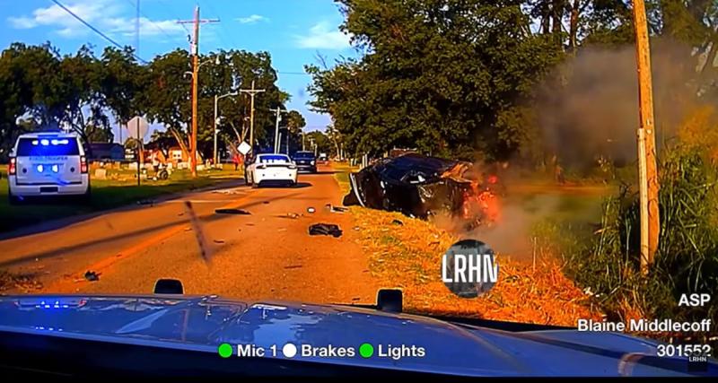  - VIDEO - Une voiture volée prend feu après un accident à 258km/h, le conducteur éjecté dans un champ 