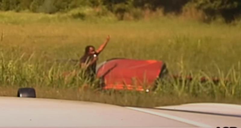  - VIDEO - La police lui rentre dedans, il termine sa bière en sortant de sa voiture