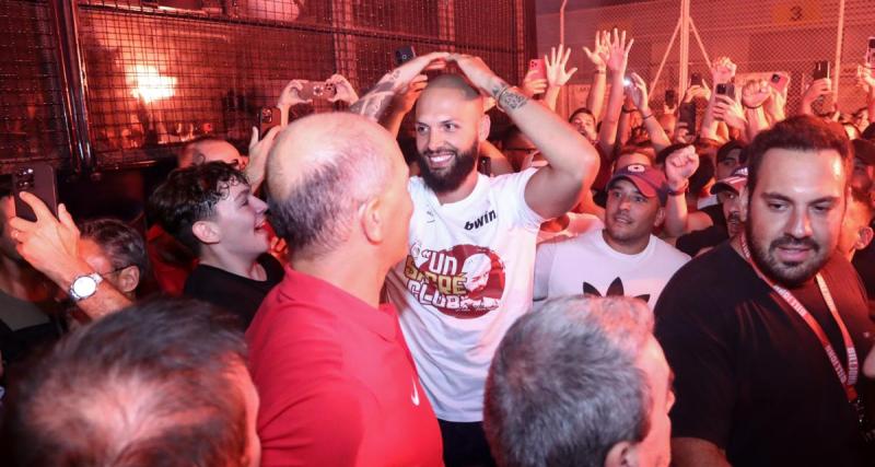  - VIDEO – Equipe de France : les images folles de l’arrivée de Fournier en Grèce, attendu par des milliers de fan