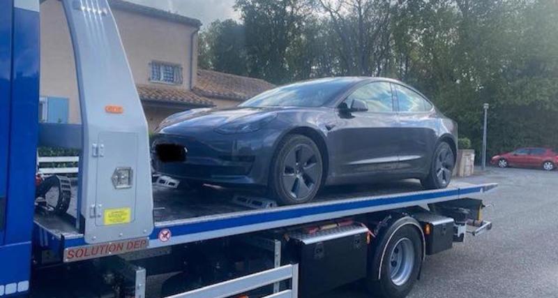  - Un automobiliste au volant d’une Tesla en excès de vitesse, il roulait sur une petite route