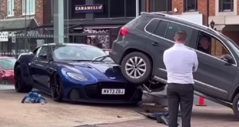  - Vidéo - Sa voiture termine sur le capot d’une Aston Martin, l’automobiliste va devoir payer les réparations 