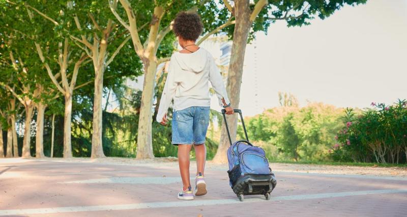  - Le cartable à roulettes : une fausse bonne idée ? On a demandé l'avis de professeurs et de parents