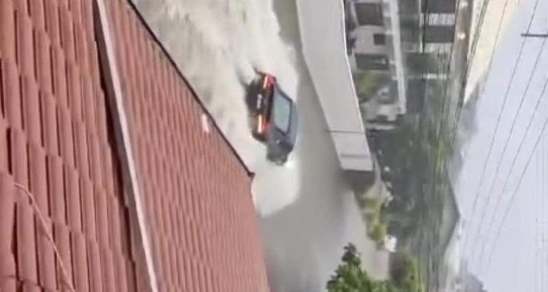  - Vidéo - Il prend son Audi R8 pour un sous-marin et tente de rouler sur une route inondée 