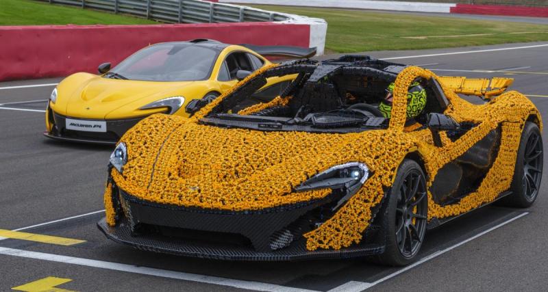  - Le pilote de F1 Lando Norris roule à Silverstone dans une McLaren P1 entièrement en Lego