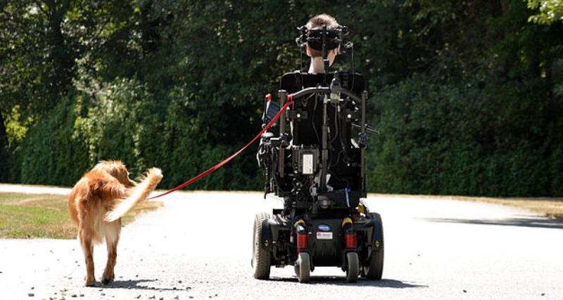  - En fauteuil roulant sur une nationale, un homme crée une scène surréaliste