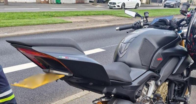  - Ce motard trouve une astuce pour cacher sa plaque, ça ne trompe pas les policiers