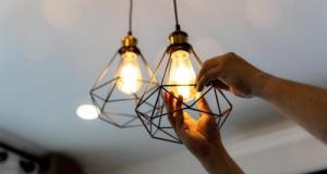 Comment fixer un luminaire au plafond ?