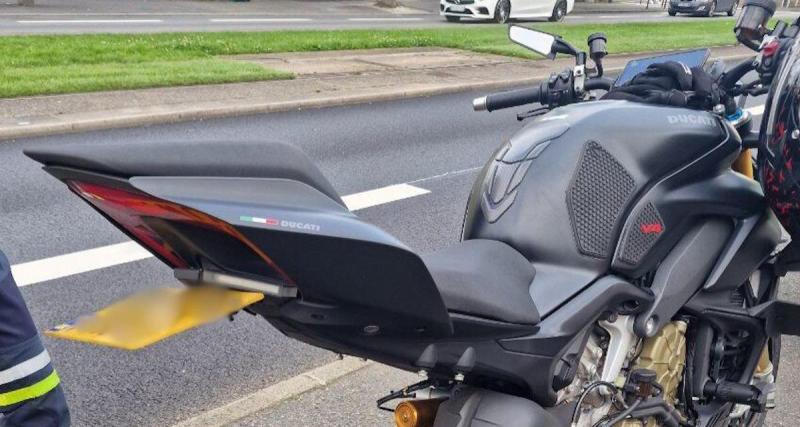  - Ce motard essaye d'échapper aux radars, son astuce se retourne contre lui