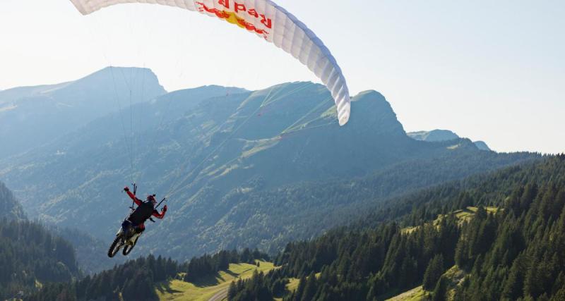  - Video : Voler en Moto au-dessus des Alpes, quand Tom Pagès réinvente le FMX