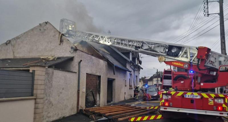  - Une voiture électrique en charge explose dans un garage et provoque un incendie