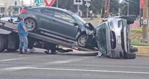 Vidéo - Une dépanneuse tente de retourner une voiture accidentée à l’aide… d’une autre voiture ! 