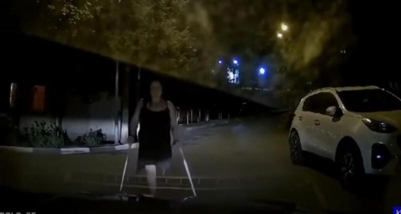  - Vidéo - Une femme se jette sur une voiture à l’arrêt pour faire croire à un accident 