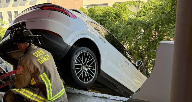  - Vidéo - Elle se trompe de pédale et se retrouve suspendue dans le vide au 3ème étage d’un parking 