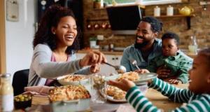 Dîner en famille ou dîner entre enfants : Quelle est la meilleure option pour vos enfants ?