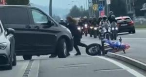 Vidéo - Un motard tente de fuir un contrôle de police, mais se fait attraper de justesse