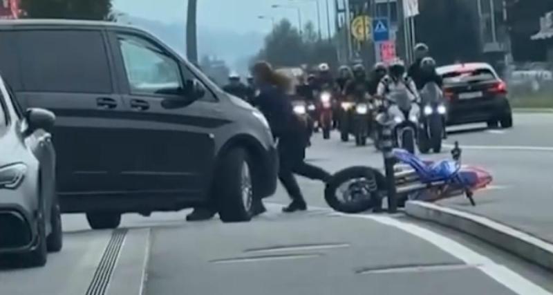  - Vidéo - Un motard tente de fuir un contrôle de police, mais se fait attraper de justesse